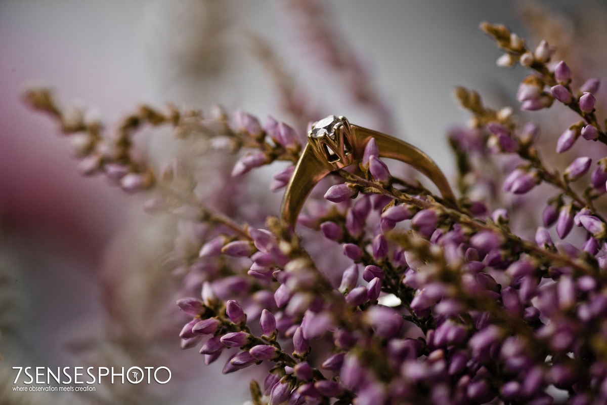 pierścionek zaręczynowy złota korona brylant fotografia detal makro ślub