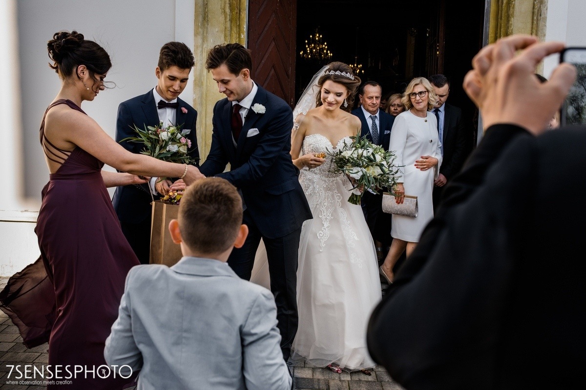 Panna Młoda suknia ślubna Stella York 6692 kościół w Kazimierzy Wielkiej